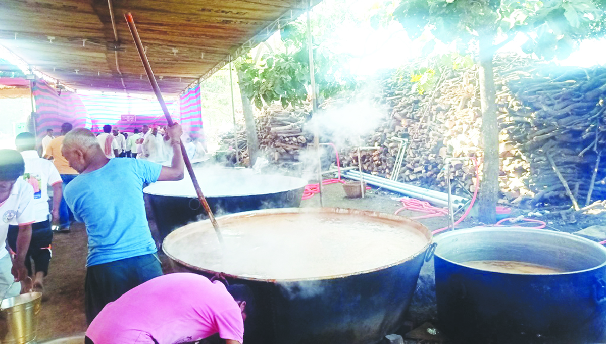 ಭಕ್ತಾಧಿಗಳಿಗೆ ನಿರಂತರ ಮಹಾದಾಸೋಹದ ವ್ಯವಸ್ಥೆ 